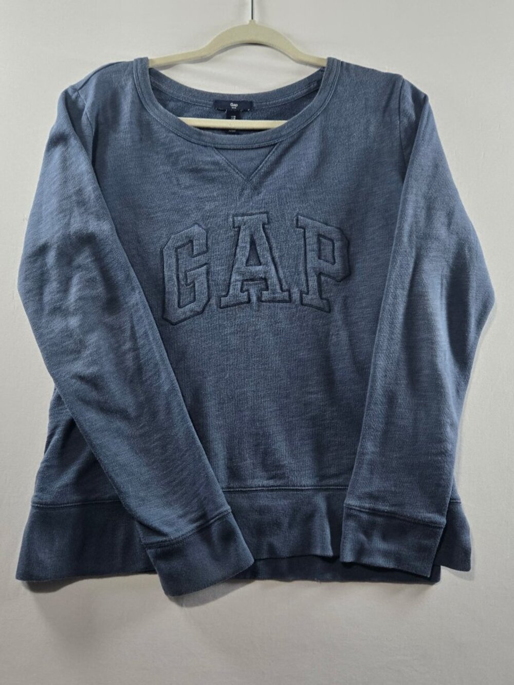 GAP Womens Medium Blue Logo Crewneck Sweatshirt 100% Cotton Pullover Side Slit